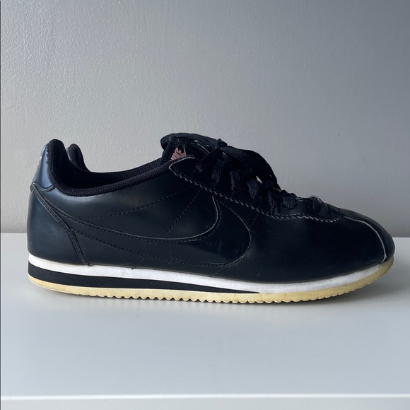 Nike ‘Classic Cortez' Black Leather women’s sneakers size 10 - Picture 2 of 16